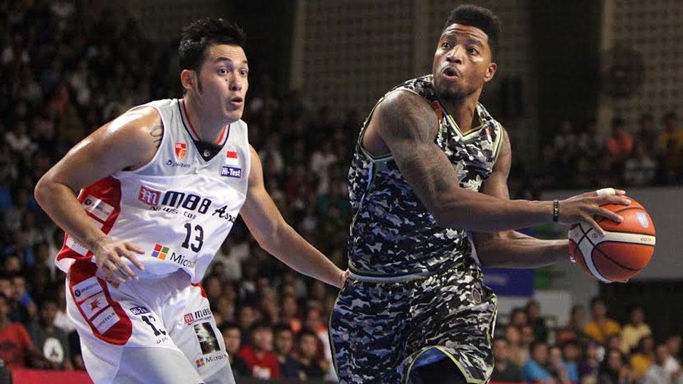 Jamarr%20Andre%20Johnson%20%28kanan%29%20mengontrol%20bola%20dari%20pemian%20M88%20Aspac%20Jakarta.